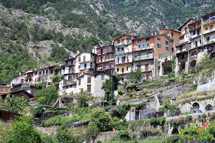 Village coloré de la vallée de la Roya